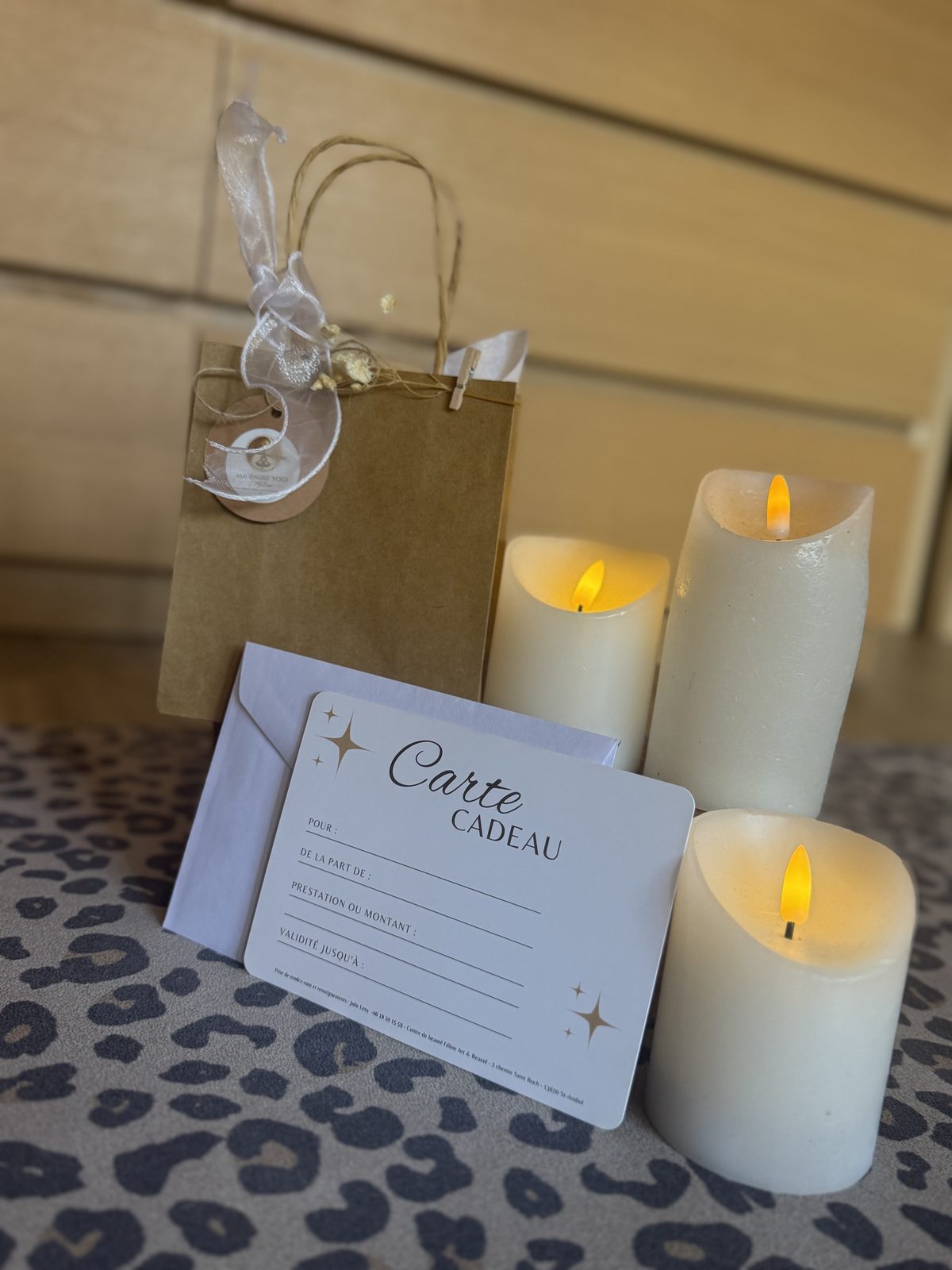 La carte cadeau Ma Pause Yogi, avec son enveloppe et son pochon