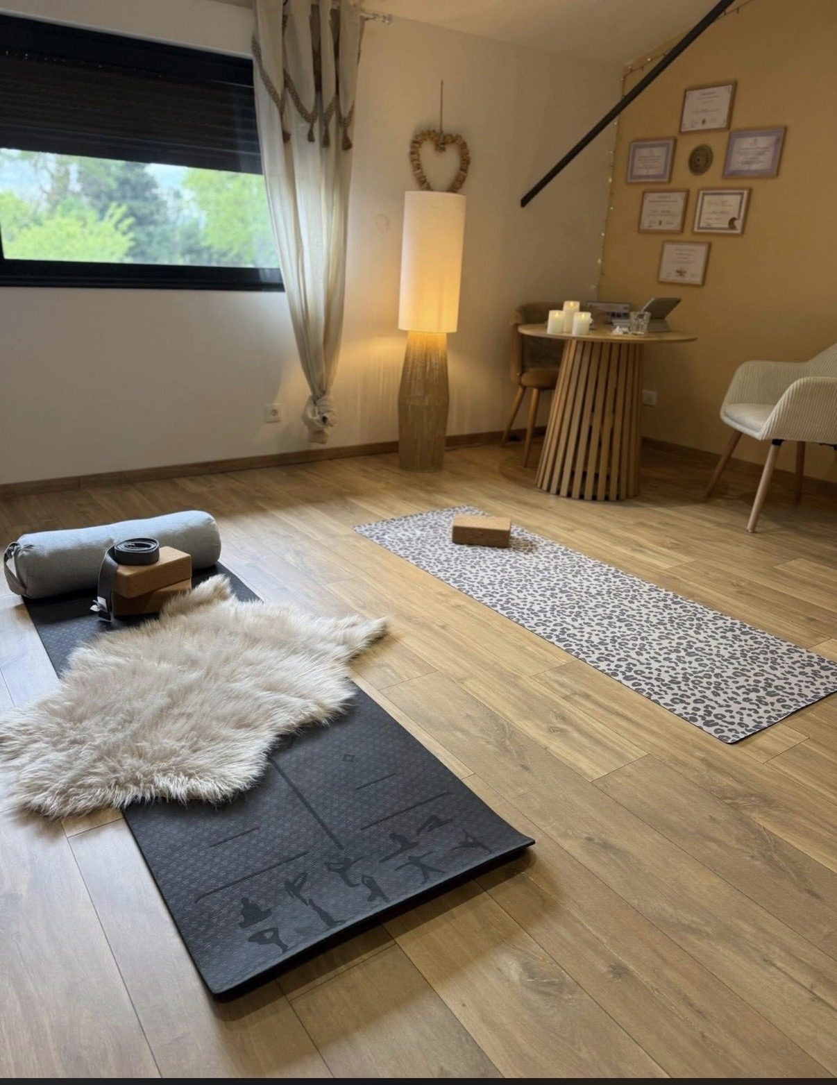 La salle de pratique du Studio : tapis, bolster et lumière douce